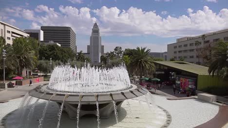 Springbrunnen-In-Der-Innenstadt-Von-Los-Angeles-Mit-Dem-Rathaus-Im-Hintergrund-In-Zeitlupe