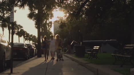 Familia-Blanca-Caminando-En-El-Centro-De-Charleston-Al-Atardecer