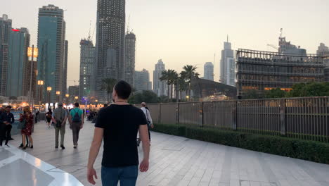 Europeo-De-Pelo-Oscuro-Dando-Un-Paseo-Por-El-Centro-De-La-Ciudad-De-Dubai-