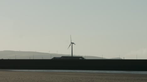 Einsame-Windturbine-Erzeugt-Ökostrom-Bei-Sonnenaufgang-In-Der-Marina-Von-Swansea-4k