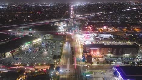 Belebte-Kreuzungen-Der-Autobahnen-405-Und-39-Bei-Nacht-Mit-Einem-Faszinierenden-Drohnen-Hyperlapse