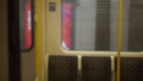 Londoner-U-Bahn-Zug-4k