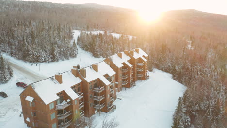 Condominios-De-Esquí-En-Saddleback-Maine-Panorámica-Hacia-Una-Hermosa-Puesta-De-Sol