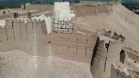 Luftaufnahme-Der-Außenmauer-Der-Festung-Kot-Diji