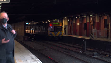 Ein-Zug-Kommt-Aus-Einem-Dunklen-Tunnel-Am-Bahnhof-Flinders-Street-Im-Zentralen-Geschäftsviertel-Von-Melbourne