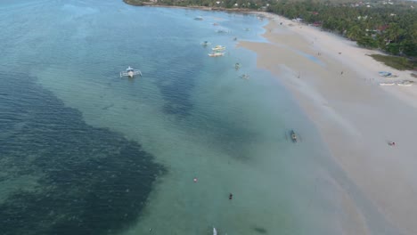 Drohnenaufnahme-Der-Wunderschönen-Küste-Des-Paradise-Beach-In-Bantayan,-Philippinen-Mit-Baroto-Booten-Am-Ufer