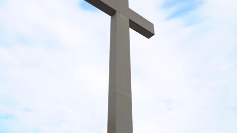 Das-Mount-Macedon-Memorial-Cross-Ist-Ein-Denkmalgeschütztes-Kriegsdenkmal-In-Victoria-Australia-Mit-Dynamischen-Wolken,-Die-Sich-Schnell-Im-Hintergrund-Bewegen