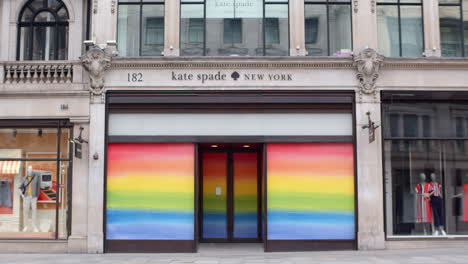 Kate-Spade-Beauty-Fashion-Einzelhandelsgeschäft-Regent-Street-Mit-LGBT-Flagge-Schaufenster-Display