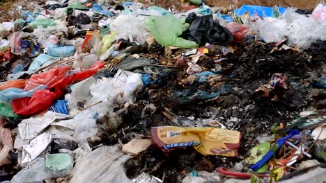 Basura-Que-Se-Acumula-Al-Borde-De-La-Carretera