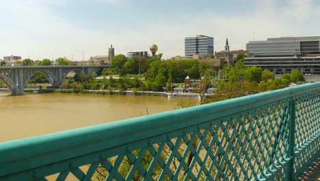 Blick-Auf-Die-Innenstadt-Von-Knoxville,-Tennessee-Von-Der-Gay-Street-Bridge