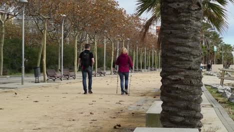 Excursionistas-Caminando-Cerca-De-La-Playa-De-Calella