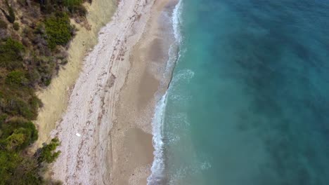 Drohnenaufnahme-Der-Albanischen-Küste-Im-Mittelmeer---Die-Drohne-Fliegt-Flach-Und-Gibt-Den-Blick-Auf-Ein-Einsames-Strandlager-Frei