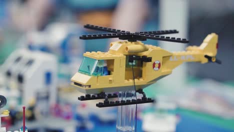 Lego-Modell-Eines-Hubschraubers-In-Der-Luft-|-Zeitlupe