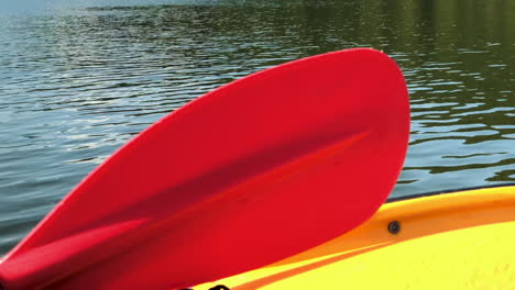 Clip-De-Un-Kayak-Atracado-En-Un-Muelle-En-El-Lago-Pancharevo,-Bulgaria