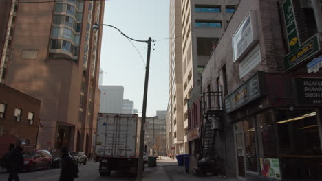 Driving-through-the-urban-back-streets-in-Toronto,-Canada