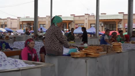 Central-Asia-bread--Naan-seller-in-Afrosiyob-market-in-Samarkand,-Uzbekistan