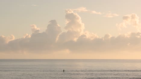 28-De-Enero-De-2023:-Surfista-Esperando-Olas-En-Burleigh-Heads-Amanecer-En-La-Costa-Dorada,-Queensland,-Australia