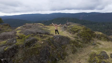 Excursionista-Celebrando-El-Logro-Del-Senderismo-En-La-Cima-De-La-Montaña-En-Columbia-Británica,-Aéreo