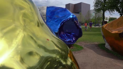 Rocas-Cubiertas-De-Obras-De-Arte-Metálicas-De-Colores-En-El-Jardín-De-Esculturas-De-Minneapolis.