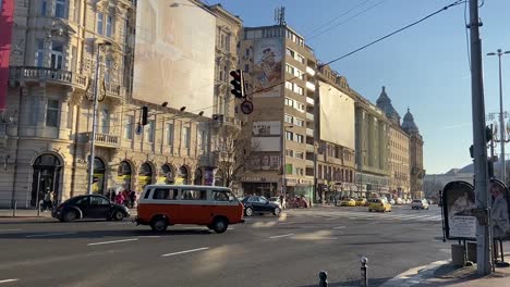 El-Tráfico-De-Primera-Hora-De-La-Mañana-Atraviesa-Una-Concurrida-Intersección-De-La-Ciudad-De-Budapest,-En-Una-Gloriosa-Mañana-De-Invierno