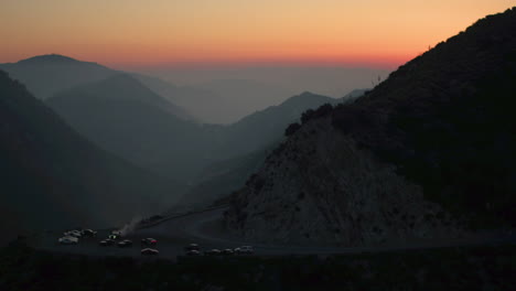 Tiro-Hecho-De-Autos-Musculosos-Y-Deportivos-Haciendo-Donuts-Y-Quemados-Con-Un-Club-De-Autos-En-El-Bosque-Nacional-De-Angeles-En-El-Sur-De-California-Durante-La-Puesta-De-Sol