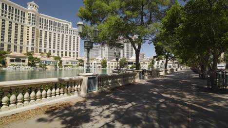 Die-Bellagio-Brunnen-Und-Der-Angrenzende-Bürgersteig-Bleiben-Während-Der-Ausgangssperre-Auf-Dem-Las-Vegas-Strip-Leer-Und-Außer-Betrieb