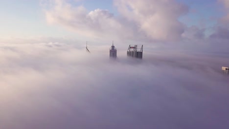 Nubes-Bajas-Sobre-La-Ciudad-De-Perth-En-Australia-Occidental