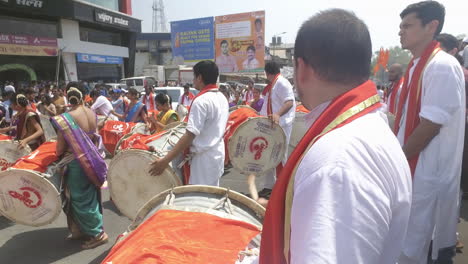 Ein-Indianer-In-Traditioneller-Kleidung-Spielt-Die-Trommel,-Auch-Bekannt-Als-Dhol,-Bei-Festlichen-Feierlichkeiten-Als-Teil-Einer-Prozession