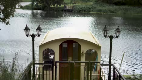 Ferry-De-Cuerda-A-Través-De-Un-Río-En-El-Parque-Harewood,-Inglaterra