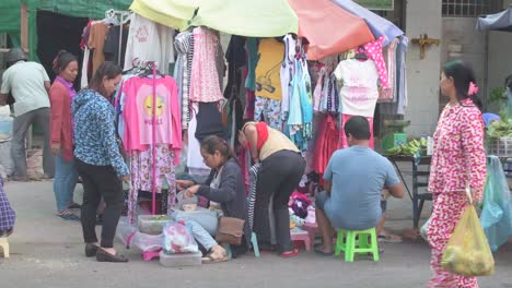 Los-Vendedores-Ambulantes-En-Phnom-Penh-Venden-Ropa-Y-Alimentos-A-Los-Compradores.