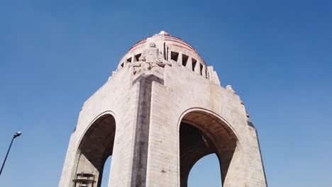 Denkmal-Der-Revolution-In-Mexiko-Stadt,-Nach-Oben-Geneigt