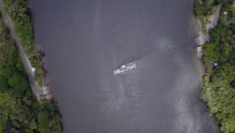 Un-Ferry-Transporta-Algunos-Coches-De-Un-Lado-Del-Río-Al-Otro-Durante-El-Día.