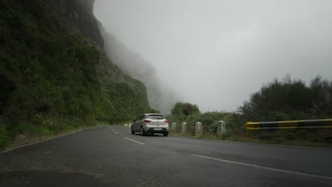 Unheimliche-Panoramastrecke-Mit-Dem-Auto-Im-Nebel-Entlang-Der-Kante-Der-Passstraße,-Madeira