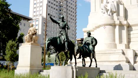 Front-view-of-Don-Quixote-and-Sancho-Panza-bronze-sculptures-in-a-sunny-day-in-Plaza-España,-Madrid