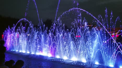 Xian,-China---Julio-De-2019:-Increíble-Espectáculo-De-Luz-Y-Sonido-En-Las-Fuentes-De-La-Plaza-Central-De-La-Ciudad-Al-Atardecer