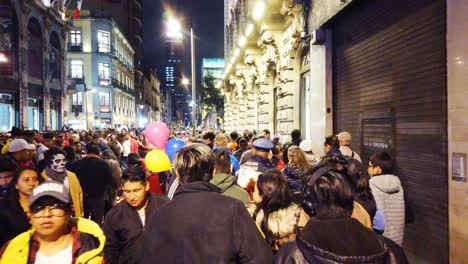 Gente-Caminando-Por-La-Calle-En-El-Día-De-Los-Muertos