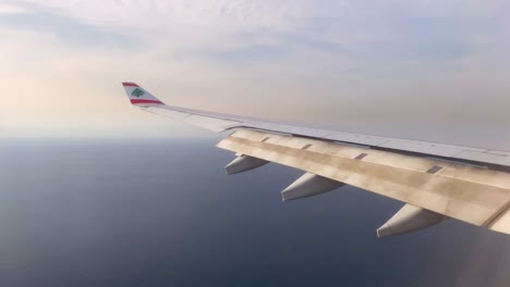 Logo-Der-Middle-East-Airlines-Auf-Dem-Flügel-Eines-Flugzeugs,-Das-über-Den-Wolken-Fliegt