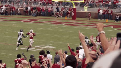 Footballspieler-Läuft-Bei-Einem-Footballspiel-Der-Oklahoma-Sooners-Zum-Touchdown