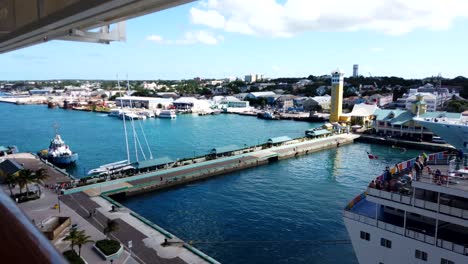 Timelapse--Nassua-Bahamas--tourists-walking-to-and-from-ships