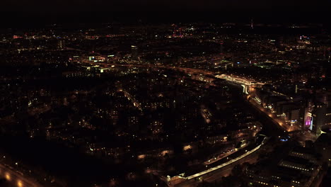 Una-Panorámica-Aérea-Extremadamente-Amplia-Desde-La-Ciudad-De-Estocolmo-Hasta-El-Globo-Ericsson-Por-La-Noche.