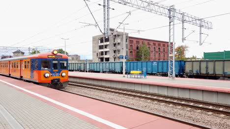 El-Tren-De-Pasajeros-Local-De-Los-Ferrocarriles-Estatales-Polacos-Sale-De-La-Estación