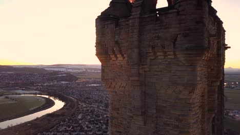 Kran-Hoch,-Luftaufnahme-Neben-William-Wallace-Monument-In-Stirling,-Schottland,-Während-Der-Blauen-Stunde