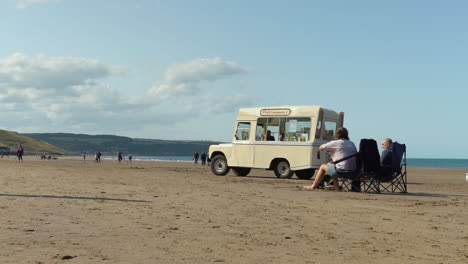 Ein-Malerischer-Kleiner-Eiswagen,-Der-Am-Breiten-Sandstrand-In-Whitby-Geparkt-Ist