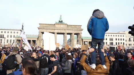 Ein-Junge-Steht-Auf-Den-Schultern-Seines-Vaters-Und-Blickt-Zum-Brandenburger-Tor-Während-Einer-Protestkundgebung-Gegen-Artikel-13-Im-Jahr-2019