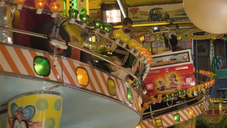 Niños-Acelerando-En-Un-Mini-Tren-De-Montaña-Rusa-En-La-Feria-De-Carnaval