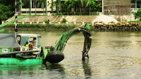 Bagger-Führen-Reinigungs--Und-Wartungsarbeiten-Am-Fluss-Iloilo,-Western-Visayas,-Philippinen,-Durch