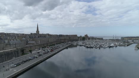 Luftaufnahmen-Des-Hafens-Und-Der-Mauer-Von-Saint-Malo