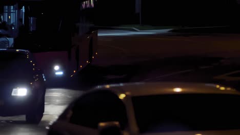 Tráfico-Nocturno-En-La-Carretera-Y-Coches-En-Movimiento