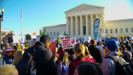 Multitud-Manifestándose-Fuera-Del-Edificio-De-La-Corte-Suprema-En-Washington-Dc