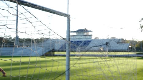 Dos-Universitarios-Jugando-Fútbol-Durante-El-Otoño.